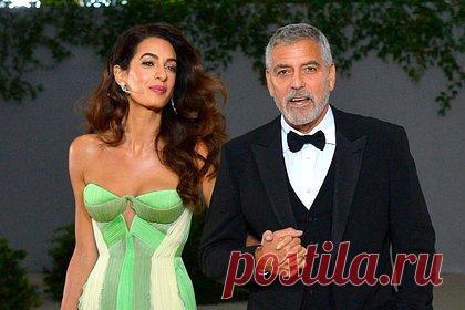 Джордж Клуни вспомнил об охватившей его панике из-за беременности жены. Джордж Клуни, воспитывающий с женой Амаль шестилетних близнецов Эллу и Александра, вспомнил, что не был готов к их рождению. Обладатель двух «Оскаров» признался, что его шокировала и напугала новость, что супруга ждет двойню. Но давняя подруга Клуни Джулия Робертс нашла нужные слова, чтобы успокоить его.