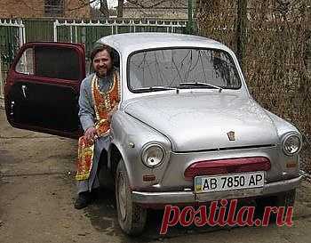 Это священник из Винницкой епархии,у него порядка 20 старых советских автомобилей и мотоциклов,которые он лично реставрирует.Сам священник когда-то проходил службу в Афганистане,был ранен.