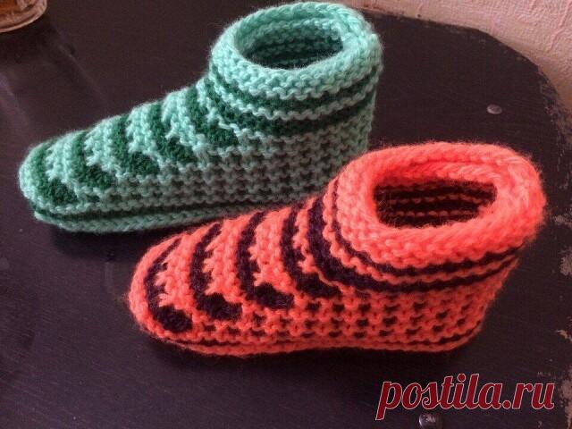 Вяжем Следочки
Тип вязки традиционный для многих следочков, но середину я изменила от количества пятель середины зависит полнота следочка. 
Основной нитью является пряжа в 3 нити, дополнительная - в 2 нити. 
Для 37 размера набрала 31 петлю основной пряжей, провязываю 3 ряда лицевыми,2 ряда лицевыми - зелеными с прибавкой 4 пятли, получилось 35 петель. 
2 лицевых ряда салатного цвета, 4 ряда зеленого цвета, с прибавкой 4 пятли по центру через одну п. Получилось 39 петель. 
...