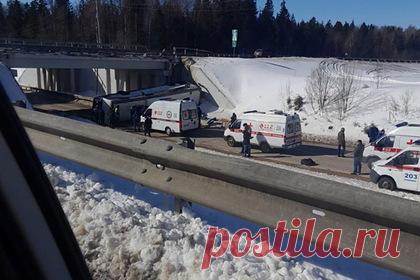 Выросло число погибших при падении автобуса в Подмосковье. Число погибших в аварии с автобусом в подмосковном Волоколамске выросло до трех, один пассажир умер в больнице. Об этом сообщили представители Минздрава Московской области. Накануне сообщалось о восьми пострадавших и двух погибших в аварии с автобусом в Волоколамске. На месте ДТП остаются медики и правоохранители.