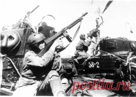 Редкое фото советских танкистов с танками М3А1 &quot;Стюарт&quot;, в американских шлемофонах, с пистолетом-пулеметом Томпсон М1928А1 и пулеметом М1919А4. Американская техника оставлялась по ленд-лизу полностью укомплектованной -  с экипировкой и даже стрелковым оружием для экипажа. / История цивилизаций!