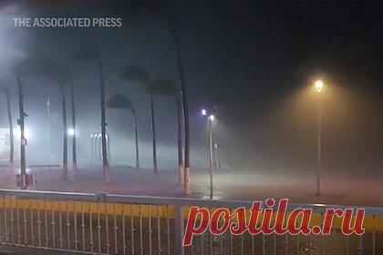 Последствия мощного урагана в Мексике попали на видео. На Мексику после урагана «Лидия» обрушились мощные ливни, которые привели к масштабным затоплениям. Последствия стихийных бедствий в стране попали на видео, передает Associated Press. Под удар попал штат Халиско, пострадавший из-за урагана, ударившего по курортному городу Пуэрто-Вальярта.