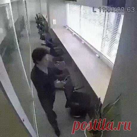 Почему в Японии, где никого не призывают в технологическому рывку, есть "умный стул", а в России далеко не у каждого имеется элементарный стульчак?