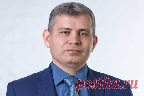 В Нижнекамске судят директора филиала МГЭУ, обвиняемого в коммерческом подкупе

Накануне в Нижнекамском городском суде стартовал процесс по делу директора местного филиала Московского гуманитарно-экономического института Олега Галеева. Согласно информации на сайте суда, его обвиняют в коммерческом подкупе, наказание может составить до 9 лет лишения свободы.

Галеев был взят под стражу еще в январе, после того как показания против него дала одна из коллег. Она выступала в к...