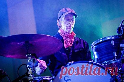 Участнику Modest Mouse Джеремайю Грину диагностировали рак четвертой стадии. Американскому музыканту и барабанщику группы Modest Mouse Джеремайю Грину диагностировали рак четвертой стадии. О заболевании сообщила мать артиста, а его коллега, диджей Марко Коллинз, добавил, что Грин отказался ехать в концертный тур, так как начал проходить курс химиотерапии.