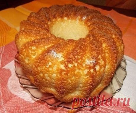 МАННИК 1стакан сметаны(можно кефира) 0,5ч ложки соды, 3 яйца, 1 ст сахара, 1 ст манки. Все перемешиваю венчиком и выпекаю в хорошо разогретой духовке. Многие манку заливают заблаговременно, для набухания, я этого не делаю, она прекрасно набухнет в духовке. Приятного аппетита!!!
