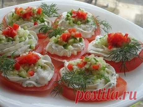 Помидоры с творогом и чесноком
100 г творога
2 столовые ложки сметаны
50 г свежего огурца
50 г свежего болгарского красного перца
1 зубок чеснока
1 крупный помидор
зелень укропа
Творог смешиваем с измельченным чесноком, добавляем сметану, зелен укропа, соль, перец. Хорошо перемешиваем. красный болгарский перец и огурец мелко нарезаем. Помидор нарезаем кружочками и на каждый выкладываем тво