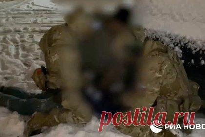 Задержание передающего информацию Украине россиянина попало на видео ФСБ. Появилось видео с задержанием жителя Тюменской области, подозреваемого в сборе и передаче информации о военных объектах по заданию Украины. На кадрах видно, как сотрудники положили на землю подозреваемого, а затем погрузили его в машину. После этого силовики привезли мужчину в здание регионального управления ФСБ.