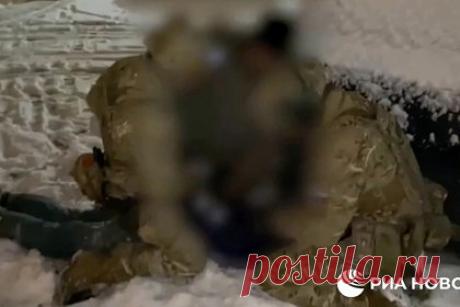 Задержание передающего информацию Украине россиянина попало на видео ФСБ. Появилось видео с задержанием жителя Тюменской области, подозреваемого в сборе и передаче информации о военных объектах по заданию Украины. На кадрах видно, как сотрудники положили на землю подозреваемого, а затем погрузили его в машину. После этого силовики привезли мужчину в здание регионального управления ФСБ.