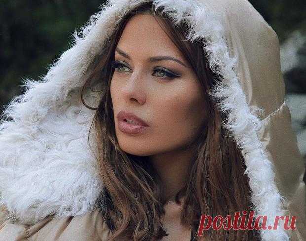 Идеальный маникюр Виктории Бони: модель – приверженка минимализма в нейл-арте