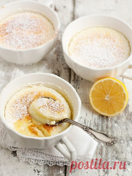 Лимонный пудинг.

Рецепт из книги Марты Стюарт "Просто. Быстро. Вкусно". Вкусно как в горячем, так и в холодном виде!

Вам потребуется:

3 крупных куриных яйца (белки отделить от желтков)
1/2 ст сахара
2 ст л пшеничной муки
2-3 чл тертой лимонной цедры
1/4 ст лимонного сока
1 ст молока
1/4 чл соли
сахарная пудра для посыпки

Как готовить:

1. Духовку разогреть до 180С. Взбить желтки с сахаром до белой пушистой пены. Добавить муку, цедру и сок лимона, затем-молоко.

2. Взби...
