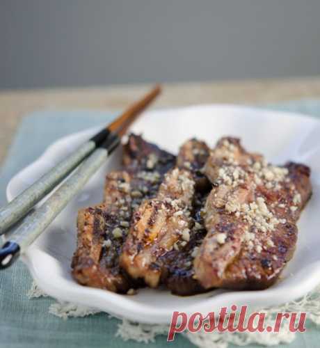 LA 갈비 (LA Galbi) - Корейские ребрышки-барбекю

Список ингредиентов:

Говяжьи ребрышки - 1 кг
Репчатый лук - 1/2 шт
Груша - 1/2 шт
Киви - 1/2 шт
Соевый соус - 1/3 стакана
Соевый соус для супа (если есть) - 2 ст л
Коричневый сахар - 2 ст л
Чесночный порошок - 1/2 ч л
Свежий натертый имбирь - 1 ч л
Рисовое вино (или другой алкоголь) - 1 ст л
Кунжутное масло - 1 ст л
Черный перец - 1/4 ч л

Способ приготовления:

1. Натираем на терке лук, грушу и киви, перемешиваем. В стеклянн...