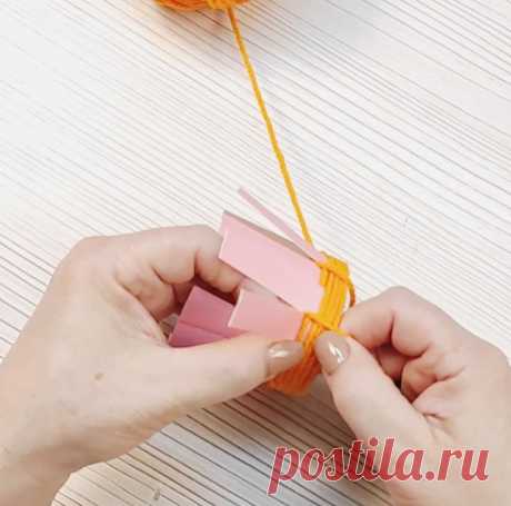 Покажу, как сделать корзинку подснежников из пряжи и стаканчика