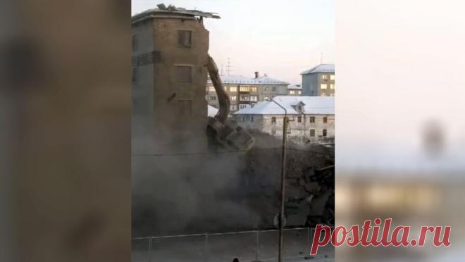 Во время сноса дома в Воркуте экскаватор перевернулся и попал на видео. В Воркуте во время сноса здания перевернулся экскаватор. Об этом сообщает Telegram-канал "Осторожно, новости". По информации Telegram-канала, инцидент произошел на улице Лермонтова. Во время демонтажа дома экскаватор, при помощи ...