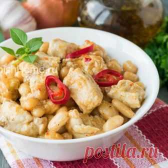 Курица чили с фасолью Курицу чили с фасолью по этому рецепту можно подавать как самостоятельное блюдо или дополнить мясо гарниром из картофельного пюре или риса. Чтобы ускорить приготовление, можно использовать консервированную белую фасоль, процеженную от маринада.