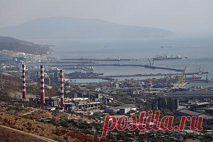 В морском порту Новороссийска ввели запрет на плавание судов. В Новороссийске ввели запрет на плавание всех маломерных судов и плавательных средств в морском порт. Об этом сообщила администрация российского города в Telegram-канале. Такой запрет будет действовать до восьми утра понедельника, 18 марта. Он не коснется тех плавательных средств, занятых обеспечением работы порта.