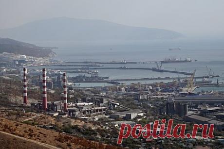 В морском порту Новороссийска ввели запрет на плавание судов. В Новороссийске ввели запрет на плавание всех маломерных судов и плавательных средств в морском порт. Об этом сообщила администрация российского города в Telegram-канале. Такой запрет будет действовать до восьми утра понедельника, 18 марта. Он не коснется тех плавательных средств, занятых обеспечением работы порта.