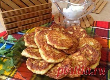 Картофельно-тыквенные драники с куриным фаршем Ингредиенты:   Картофель — 3-4 шт.  Тыква — 200–250 гр.  Куриный фарш — 200–250 гр.  Лук  — 1 шт.  Яйца — 1–2 шт.  Мука — 2 ст. л.  Манка — 2 ст. л.  Соль    Перец   Чеснок — 1 зубчик   Растительное масло