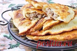 ХРУСТЯЩИЕ ЧЕБУРЕКИ ПО ОСОБОМУ РЕЦЕПТУ

Тесто для чебуреков по этому рецепту получается необыкновенно вкусным и нежным, а начинка - ароматной и сочной. Такие чебуреки съедаются в один миг! 

Ингредиенты для теста: 
- 300 мл простой воды 
- 1 яйцо куриное 
- сахар 
- 2 столовых ложки масла растительного 
- 4 стакана муки 
- соль 
- 1 столовая ложка водки 

Фарш: 
- 500 г фарша 
- 2 луковицы 
- соль 
- перец 

Подготовьте все ингредиенты. 
Фарш должен быть крупномолотым и оче...