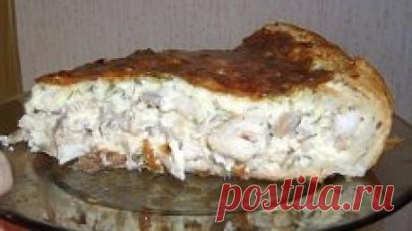 Большую семью без выпечки не накормишь. Я частенько пеку мясные и грибные пироги!
ВКУСНЕЙШИЙ ПИРОГ
Ингредиенты (конечно, все зависит от формы, в которой запекать; я беру для 25-сантиметровой):
- 400 гр. куриного мяса (грудки).
- 1 банка консервированных шампиньонов.
- 1 пласт слоеного теста (примерно 300 гр.).
- 3 яйца.
- 200 мл сливок.
- 300 гр. сыра.
- 2-3 луковицы.
- Зелень: пара веточек укропа, зеленый лук и все, что Вы предпочитаете.
- Соль, перец, приправа для курицы (по в