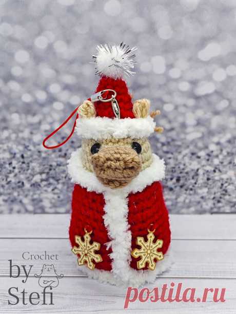 PDF Лошадка в костюме Деда Мороза крючком. FREE crochet pattern; Аmigurumi toy patterns. Амигуруми схемы и описания на русском. Вязаные игрушки и поделки своими руками #amimore - маленькая лошадь к Новому году, новогодняя лошадка из обычной пряжи, конь, ёлочная игрушка.