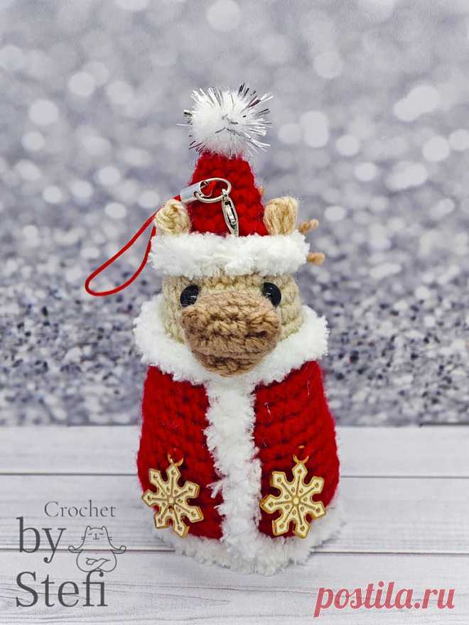 PDF Лошадка в костюме Деда Мороза крючком. FREE crochet pattern; Аmigurumi toy patterns. Амигуруми схемы и описания на русском. Вязаные игрушки и поделки своими руками #amimore - маленькая лошадь к Новому году, новогодняя лошадка из обычной пряжи, конь, ёлочная игрушка.