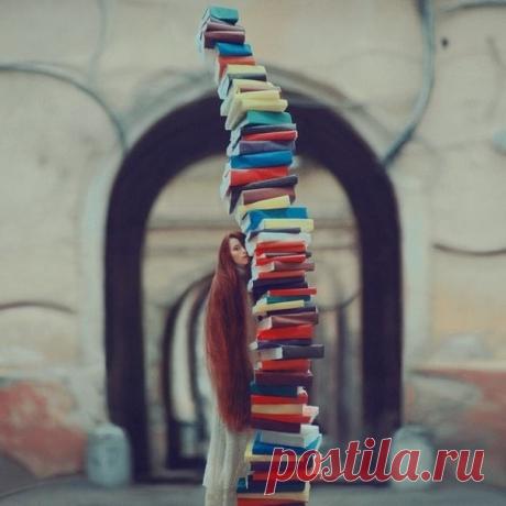 Сколько еще столетий нужно копить знания, прежде чем мы научимся понимать эти простые истины?

1. Принцип зеркала. Прежде чем судить о других, следует обратить внимание на себя.

2. Принцип боли. Обиженный человек сам наносит обиды другим.

3. Принцип верхней дороги. Мы переходим на более высокий уровень, когда начинаем обращаться с другими лучше, чем они обращаются с нами.

4. Принцип бумеранга. Когда мы помогаем другим, мы помогаем сами себе.

5. Принцип молотка. Никогда...