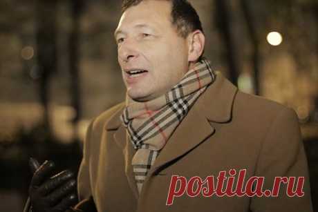 ФСБ официально предъявила обвинения социологу Кагарлицкому. ФСБ официально предъявила социологу и политологу Борису Кагарлицкому (признан Минюстом России иноагентом) обвинение в призывах к терроризму с использованием интернета. Об этом сообщил его адвокат Сергей Ерохов. По данной статье обвиняемому может грозить до семи лет лишения свободы.