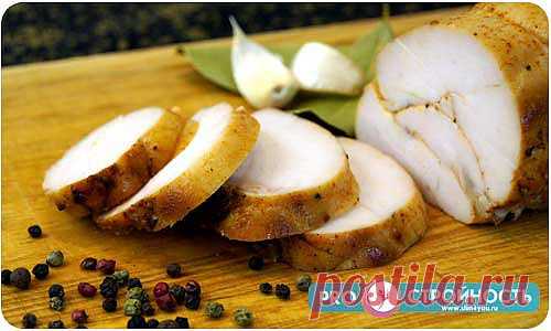 Куриная пасторма
Пасторма из куриной грудки готовится очень просто, 
Куриная грудка – 3 шт;
Вода – 800 мл;
Мед – 2 ст. ложки;
Оливковое масло – 3 ст. ложки;
Соевый соус – 2 ст. ложки;
Сладкая паприка – 2 ст. ложки;
Соль – 2,5 ст. ложки;
Сахар – 2,5 ст. ложки;
Черный перец горошком – 1 ч.л.;
Гвоздика – 5-6 шт;
Лавровый лист – 3 листочка;
Чеснок – 2 зубчика