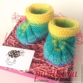 ВЯЗАНИЕ ДЕТСКИХ ТАПОЧЕК СПИЦАМИ
Необходимые материалы:
спицы на леске №2,5;
спицы чулочные №2,5;
игла для сшивания вязаных изделий;
маркеровочные кольца для вязания;
пряжа Alize Sekerim (100г - 320метров).
 Размер тапочек 19-20 (длина стопы 12-13см).
Ход работы: 
ЛП — лицевая петля
ИП — изнаночная петля
Н — накид
Первую петлю в ряду снимаем, не провязывая.
Последнюю петлю в ряду провязываем всегда ЛП.
Накид  делаем скрещенной петлей, чтобы не было дырочек в полотне.
На спицы с леской набираем