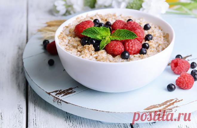 Самые полезные каши. Овсяная Регулярно употребляя эту кашу, можно избавиться от желудочно-кишечных болезней. Она придает много энергии, так что вы будете бодрыми целый день. В ней содержится четверть суточной нормы клетчатки, а три четверти стакана сухих геркулесовых хлопьев покрывают суточную потребность в этом элементе. В овсе есть также фермент, который способствует усвоению жира в кишечнике. Очень полезна