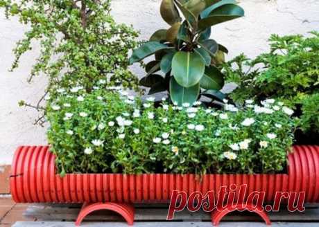 Для обустройства сада могут использоваться разноплановые материалы, но наиболее функциональным являются именно трубы ПВХ. Из канализационной основы можно изготовлять функциональные вещи для выращивания растений.