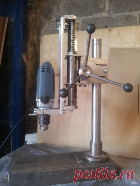 Самодельные сверлильные станки - различные конструкции Представляю вашему вниманию самодельные сверлильные станки. Их можно сделать на основе двигателя от стиральной машины или от другой техники, так и на основе дрели. Так же различаются по конструкции. Смотрите изучайте и выполняйте самостоятельно, понравившийся вариант самодельного сверлильного