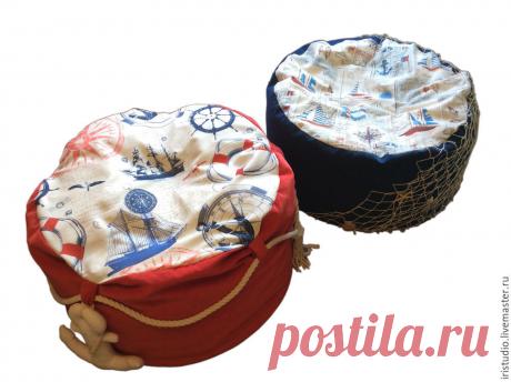 Море рядом: делаем пуфики в морском стиле для дома и дачи Море рядом! А с пуфиками, декорированными морским принтом, настоящим канатом и морской сетью, ракушками, привезенными с отпуска и морскими звездами оно еще ближе, чем кажется :) На таком пуфике можно отдохнуть и дома, и на даче, полежать под лучами летнего солнца со стаканчиком холодного лимонада и почитать любимую книжку. Внутренний чехол сделан из водонепрницаемой ткани, а внешний легко снимается и стирается в стиральной машинке!