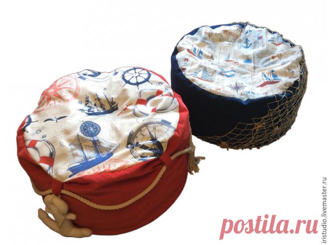 Море рядом: делаем пуфики в морском стиле для дома и дачи Море рядом! А с пуфиками, декорированными морским принтом, настоящим канатом и морской сетью, ракушками, привезенными с отпуска и морскими звездами оно еще ближе, чем кажется :) На таком пуфике можно отдохнуть и дома, и на даче, полежать под лучами летнего солнца со стаканчиком холодного лимонада и почитать любимую книжку. Внутренний чехол сделан из водонепрницаемой ткани, а внешний легко снимается и стирается в стиральной машинке!