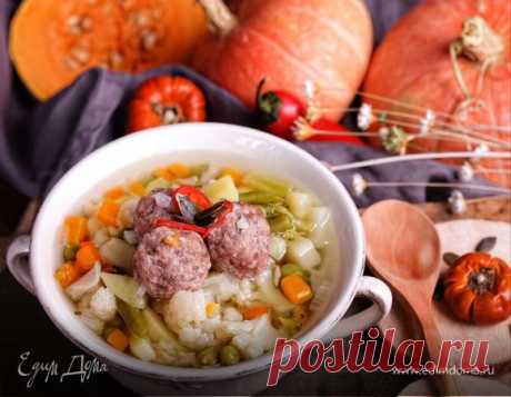 Овощной суп с тыквой и фрикадельками. Ингредиенты: мясной фарш, сухари панировочные, капуста цветная тыква, картофель, морковь, соль, перец, зелень, лук репчатый, чеснок. Для фрикаделек: бараний фарш, мука, яйцо, бадьян, лавровый лист, корица, мята, шафран, соль. Приготовление: Для приготовления супа отварить картофель. Тыкву и цветную капусту разобрать на соцветия и отварить отдельно. Баранину (можно заменить говядиной) отбить, посолить, поперчить и обжарить на растительном масле до золотисто…