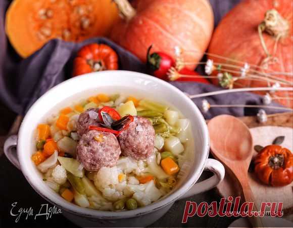 Овощной суп с тыквой и фрикадельками. Ингредиенты: мясной фарш, сухари панировочные, капуста цветная тыква, картофель, морковь, соль, перец, зелень, лук репчатый, чеснок. Для фрикаделек: бараний фарш, мука, яйцо, бадьян, лавровый лист, корица, мята, шафран, соль. Приготовление: Для приготовления супа отварить картофель. Тыкву и цветную капусту разобрать на соцветия и отварить отдельно. Баранину (можно заменить говядиной) отбить, посолить, поперчить и обжарить на растительном масле до золотисто…