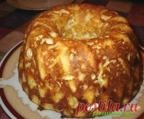 Творожно-яблочная запеканка Очень нежная, с яблочным вкусом и тает во рту. Ингредиенты: 5 столовых ложек сахара 3 яблока соль 4 яйца 125 грамм манной крупы чайной ложки ванилина 500 грамм творога цедра лимона чайной ложки соды Приготовление: Яблоки очищаем от кожуры и нарезаем дольками. Желтки взбиваем с сахаром, лимонной цедрой и ванилином. Потом добавляем соду, соль, манную крупу, творог и все хорошо смешиваем. Взбиваем белки и тоже добавляем в получившуюся массу. Затем добавляем яблоки и пере