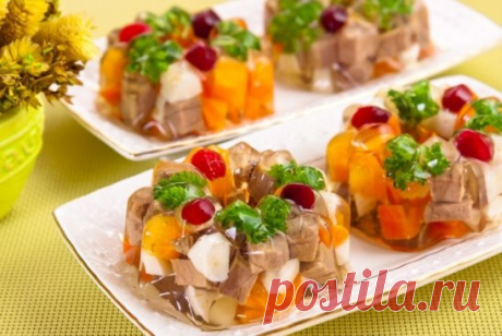 Мясное заливное с гранатом
1  350 г говяжьей вырезки отварим до мягкости со 150 г моркови, 100 г лука, корнем петрушки. Варианты замены говядины: говяжий язык, телятина, куриное филе. За 10—12 мин. до окончания варки бульон хорошо подсолим, положим лавровый лист, сушеный сельдерей, 5 горошин перца.
2  Достанем из бульона готовую говяжью вырезку, овощи, коренья. Процедим жидкость. Морковь и мясо слегка остудим, нарежем красивыми кубиками. Сварим вкрутую 2 яйца. Для заливного потребуются только бе