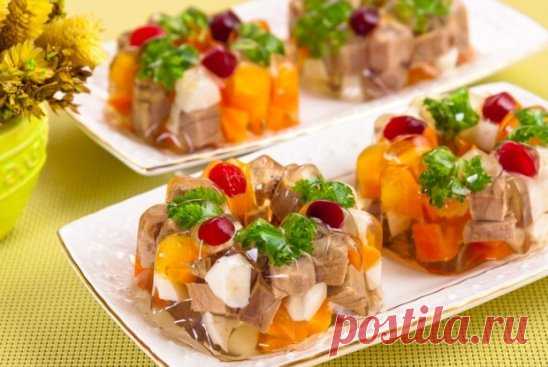 Мясное заливное с гранатом
1  350 г говяжьей вырезки отварим до мягкости со 150 г моркови, 100 г лука, корнем петрушки. Варианты замены говядины: говяжий язык, телятина, куриное филе. За 10—12 мин. до окончания варки бульон хорошо подсолим, положим лавровый лист, сушеный сельдерей, 5 горошин перца.
2  Достанем из бульона готовую говяжью вырезку, овощи, коренья. Процедим жидкость. Морковь и мясо слегка остудим, нарежем красивыми кубиками. Сварим вкрутую 2 яйца. Для заливного потребуются только бе