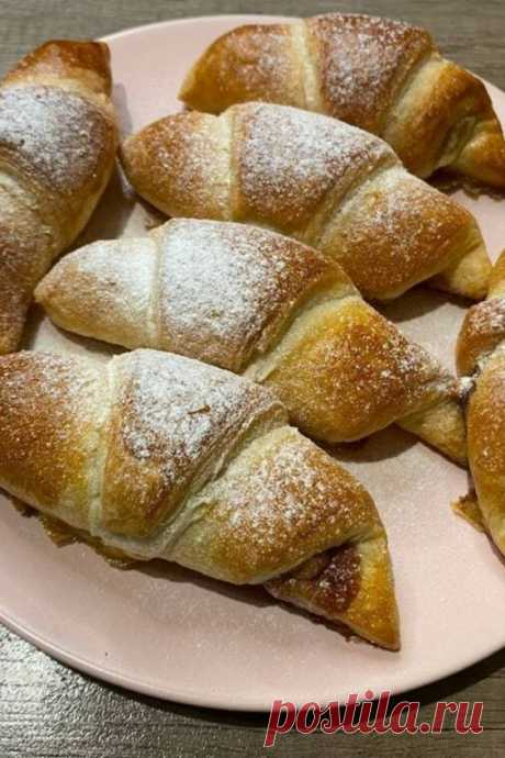 Круассаны из слоеного теста с шоколадом и бананом