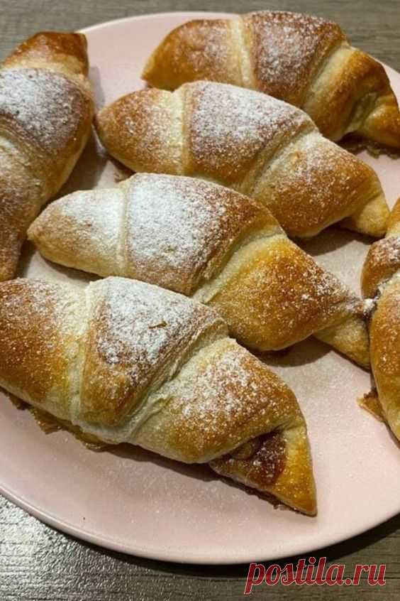 Круассаны из слоеного теста с шоколадом и бананом