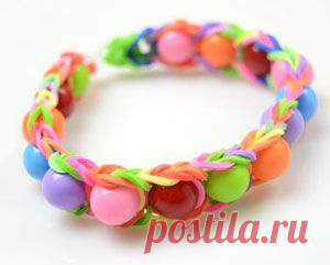 Браслет с бусинами из резинок Rainbow Loom. Плетение на станке.