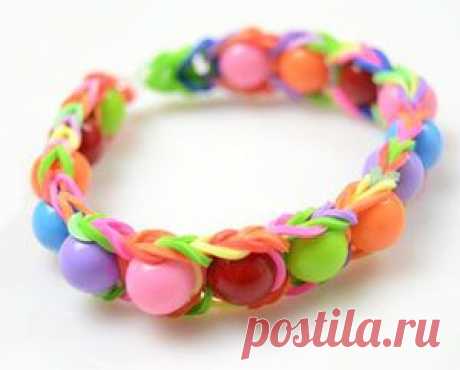 Браслет с бусинами из резинок Rainbow Loom. Плетение на станке.