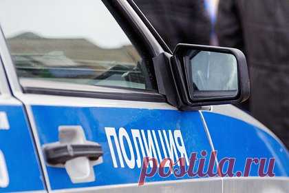 Тело без руки нашли на железной дороге под Петербургом. В Ленинградской области на железной дороге нашли тело человека без руки. Об этом сообщает 78.ru. По информации издания, труп нашли между станциями Цвылево и Тихвин под Петербургом. Предварительно, погибший — 22-летний гражданин Узбекистана. Мужчина пытался перебежать железнодорожные пути прямо перед поездом.