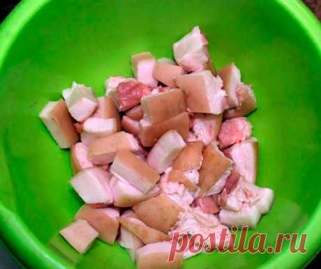 НЕЖНОЕ, МЯГКОЕ, А ГЛАВНОЕ ОЧЕНЬ ВКУСНОЕ САЛО В РАССОЛЕ Для приготовления нам нужно:Сало. У меня было чуть более пол-кило. Поэтому будем к 0,5 кг и привязываться.Вода. Литр. Но здесь всё зависит от плотности