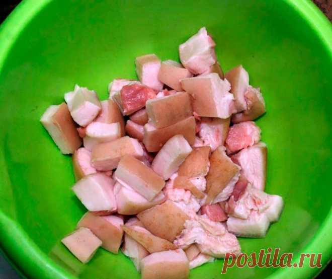 НЕЖНОЕ, МЯГКОЕ, А ГЛАВНОЕ ОЧЕНЬ ВКУСНОЕ САЛО В РАССОЛЕ Для приготовления нам нужно:Сало. У меня было чуть более пол-кило. Поэтому будем к 0,5 кг и привязываться.Вода. Литр. Но здесь всё зависит от плотности