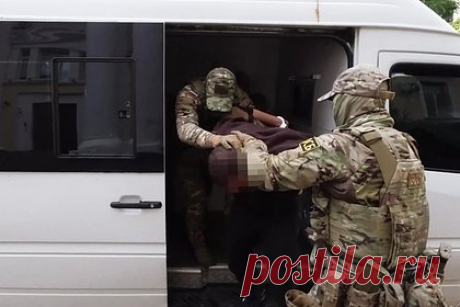 ФСБ задержала участника украинского нацбатальона. В Херсонской области сотрудники ФСБ задержали жителя поселка городского типа Новоалексеевка, который участвовал в деятельности запрещенного украинского нацбатальона имени Номана Челебиджихана. По версии следствия, он добровольно вступил и принимал участие в работе нацбатальона.