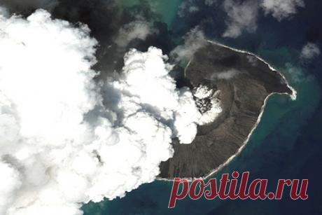 Взрыв вулкана Тонга оказался мощнее атомной бомбы в Хиросиме. Специалисты НАСА заявили, что извержение вулкана Хунга-Тонга-Хунга-Хаапай было сравнимо с сотнями взрывов атомной бомбы в Хиросиме. По словам ученых, количество энергии, высвобожденное извержением в Королевстве Тонга, было эквивалентно 5-30 мегатоннам тротилового эквивалента.