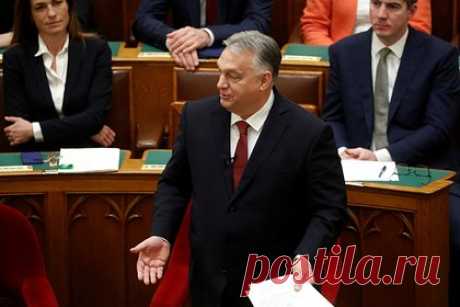Орбан заявил о невозможности победы Украины. Украина не сможет победить Россию на поле боя, даже при условии поддержки со стороны Запада. Об этом заявил премьер-министр Венгрии Виктор Орбан. Он напомнил, что транслировал западным лидерам эту идею «с самого начала конфликта». По его мнению, ЕС оказался в ловушке из-за военной и финансовой помощи Киеву.